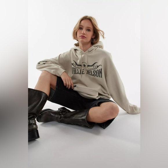 UO Willie Nelson Outlaw Graphic Hoodie Sweatshirt - Picture 2 of 5